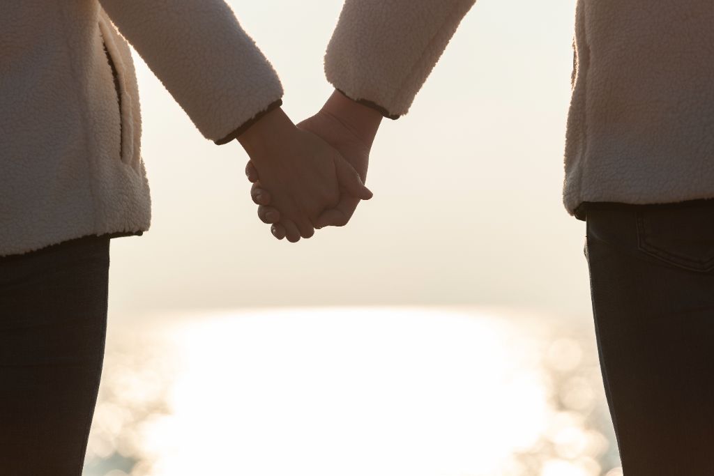 함께 손 잡은 모습